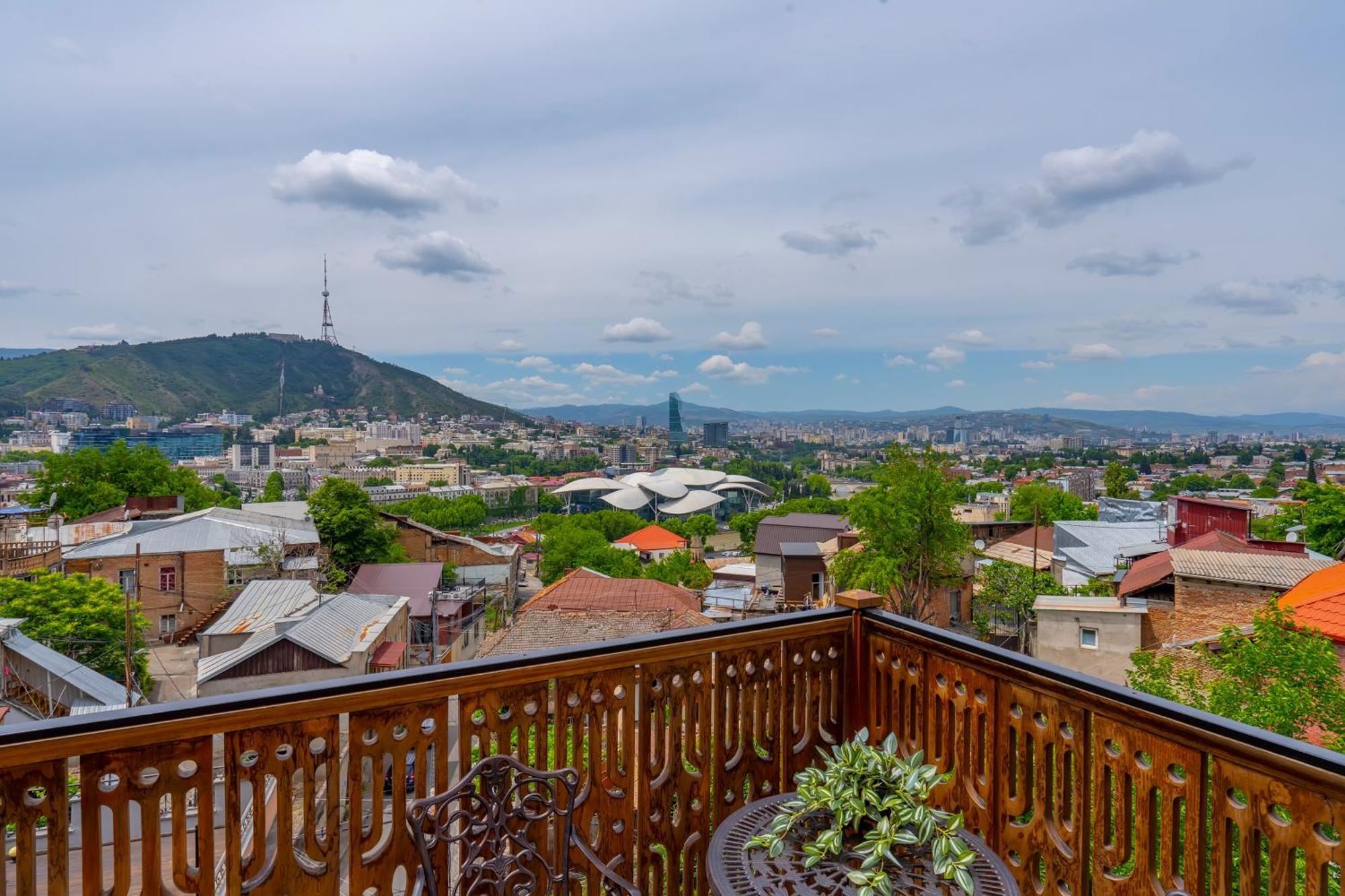 Iris Hotel Tbilisi Exterior foto