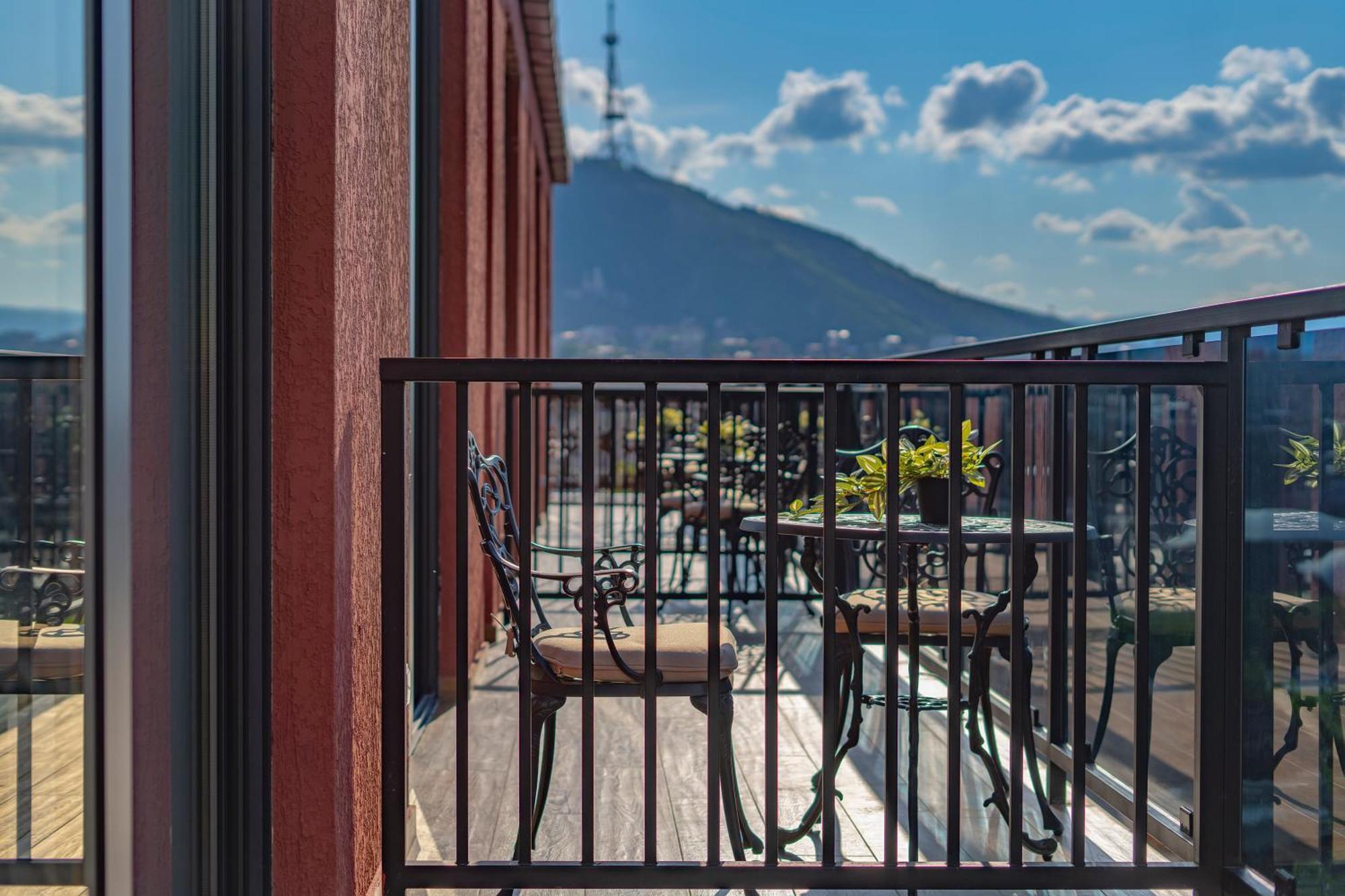 Iris Hotel Tbilisi Exterior foto